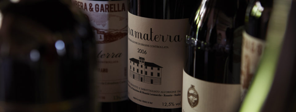 dettaglio bottiglie di vino rosso dell'Osteria Grand hotel