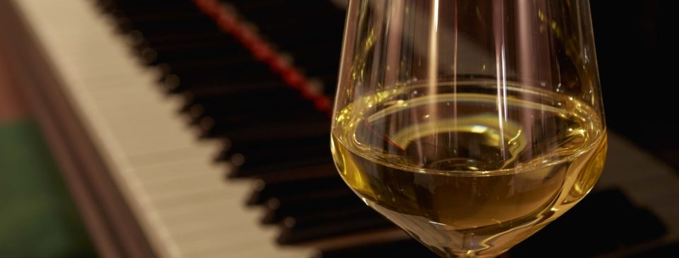 osteria grand hotel calice di vino bianco e pianoforte