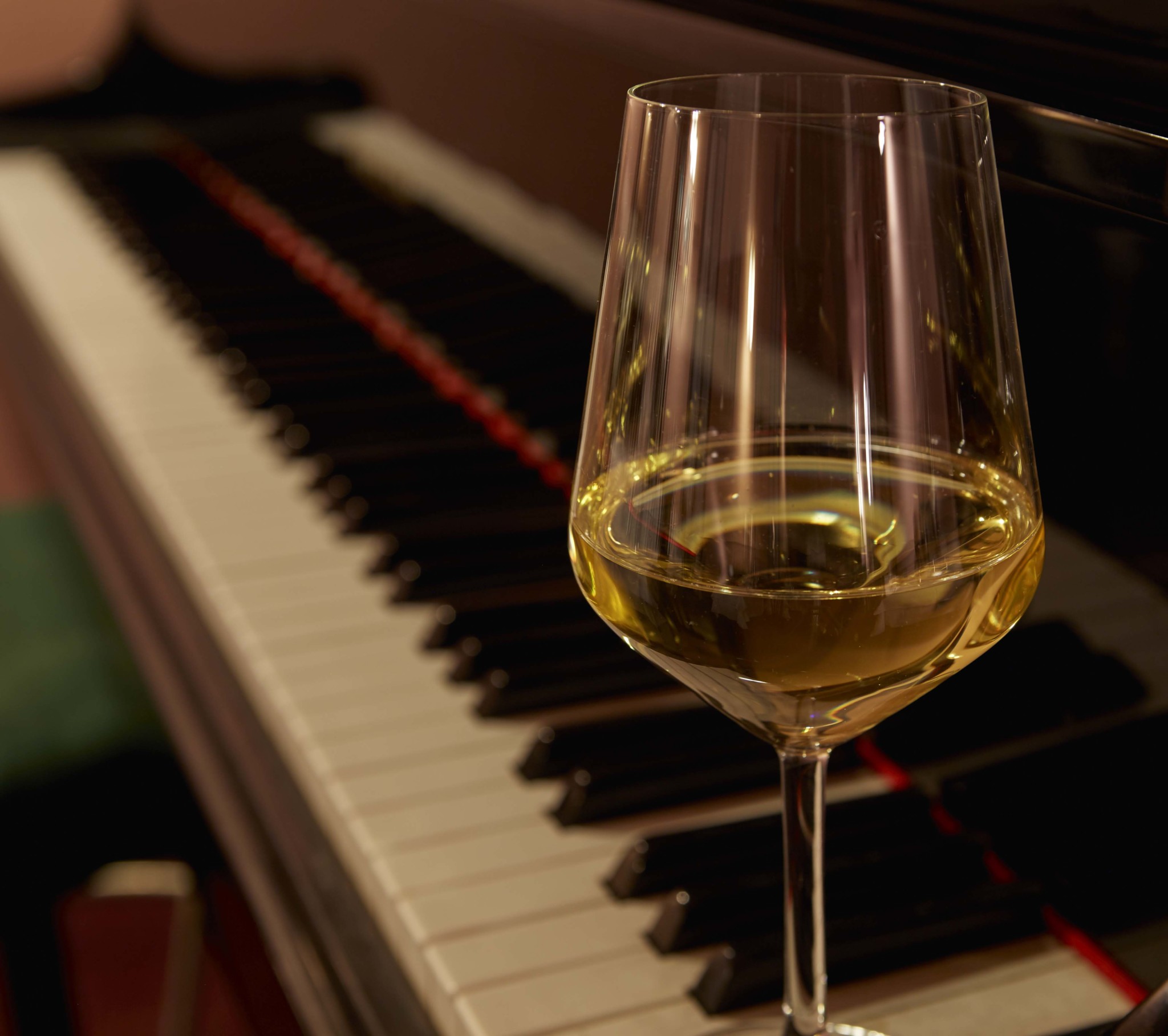 osteria grand hotel calice di vino bianco e pianoforte